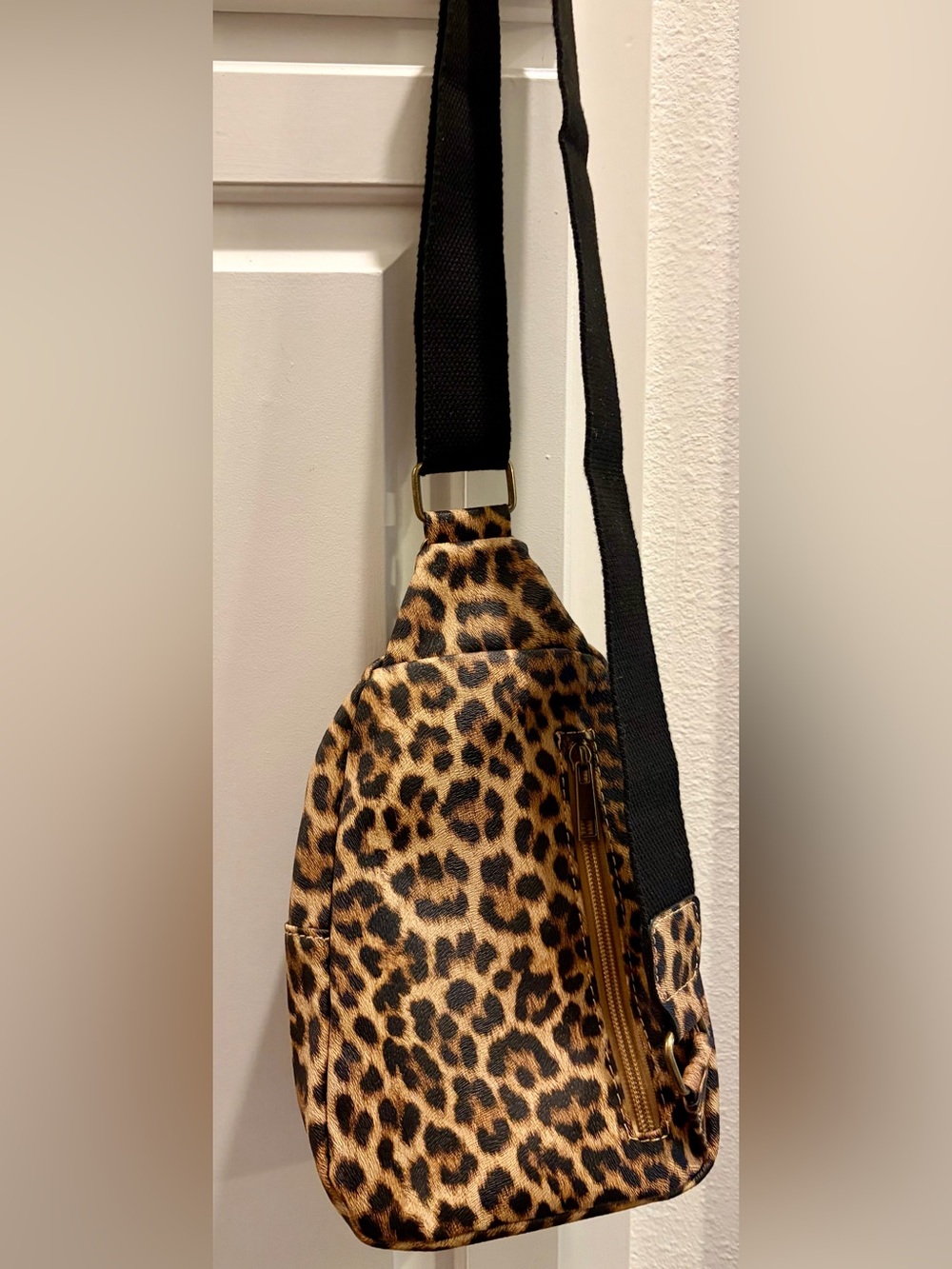 NWT SAM & HADLEY Leopard Print Crossbody Sling Bag Rhinestone Detail/Hair Clip - Picture 3 of 13